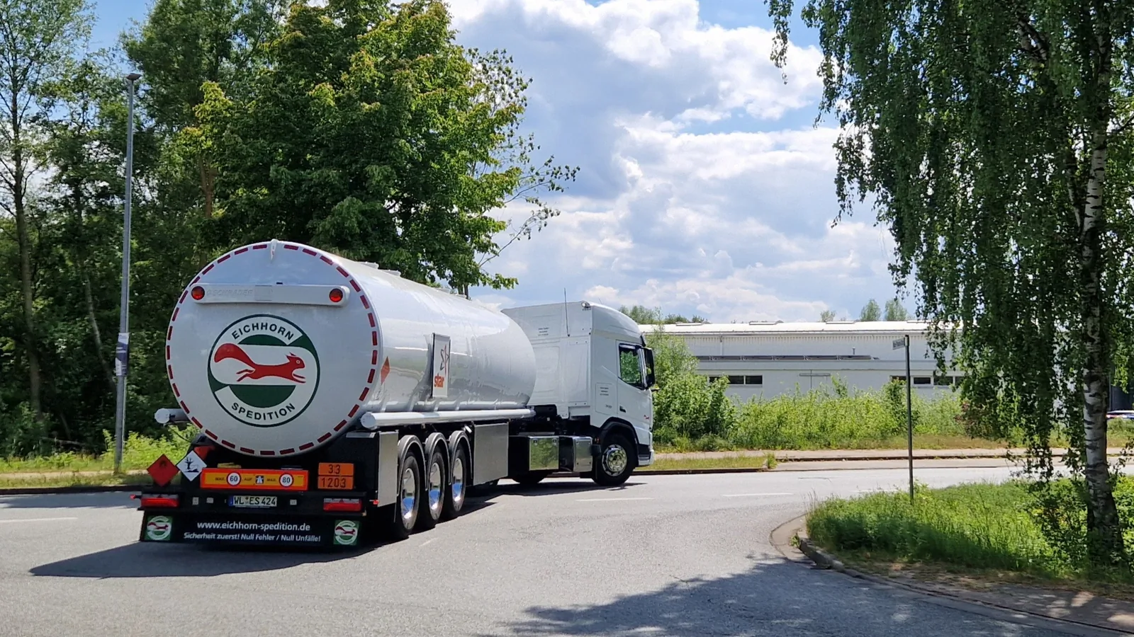 Eichhorn Tankwagen auf Landstraße
